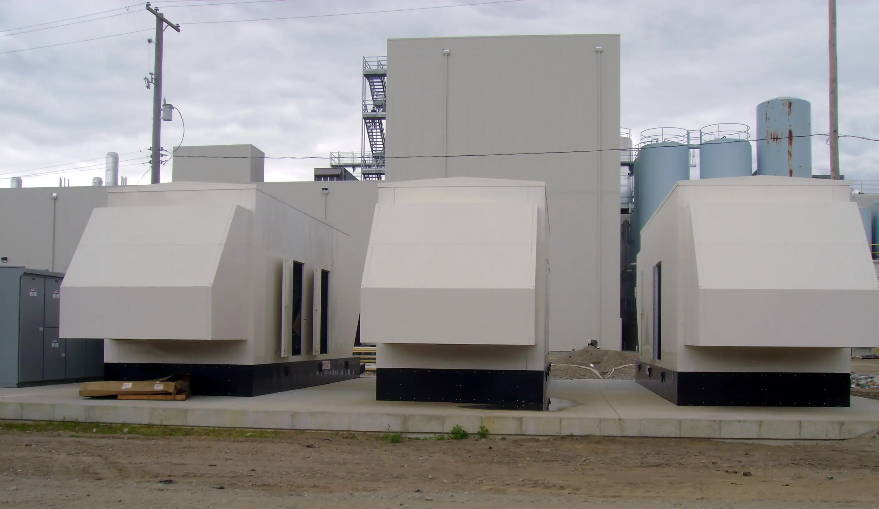 Invólucros que protegem as estações geradoras de energia de reserva na Associação de Produtores de Leite de Michigan